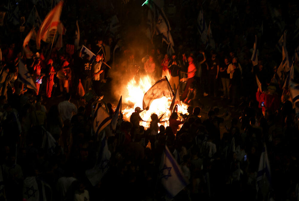 <p>Netanjahu smijenio Galanta, jer je pozvao da se privremeno zaustavi ostvarenje plana izraelskog lidera o reformi pravosuđa</p>