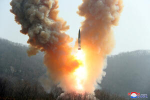 Sjeverna Koreja ispalila dvije rakete uoči dolaska američkog...