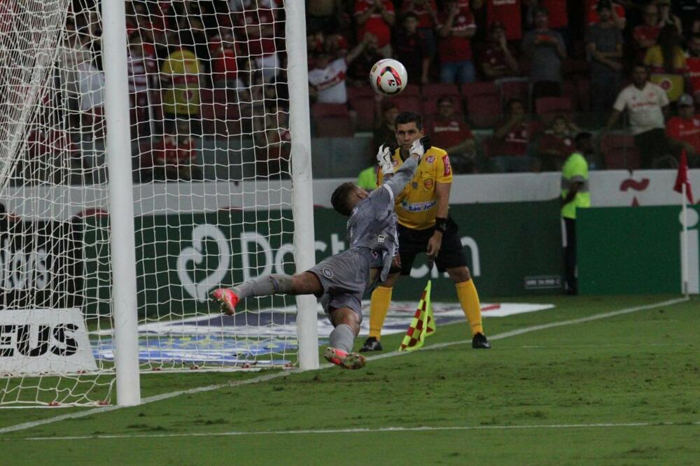Trenutak odluke: Bruno brani penal Estevaou u petoj seriji, Foto: www.facebook.com/S.E.R.CaxiasOficial/
