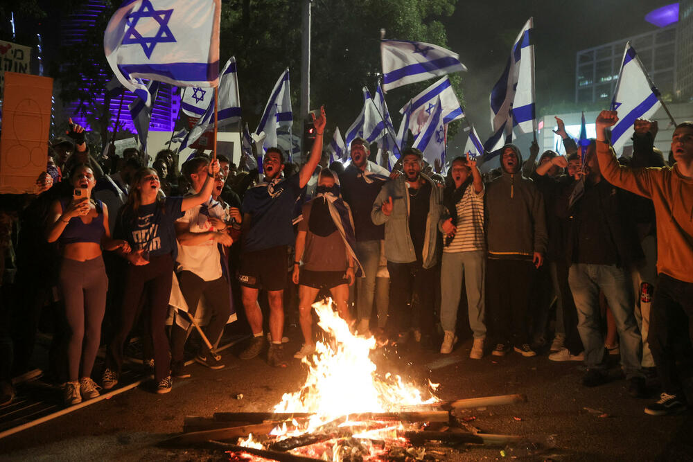 <p>Netanjahu je u ponedeljak uoči demonstracija za i protiv reformi pozvao dvije strane da se uzdrže od nasilja, ali nije odmah reagovao na današnje pozive lidera opozicije</p>
