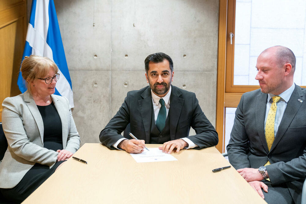 Jusaf (u sredini) potpisuje nominaciju, Foto: Reuters