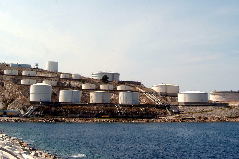 Naftna skladiša Montenegro bonusa u Baru, Foto: Vijesti