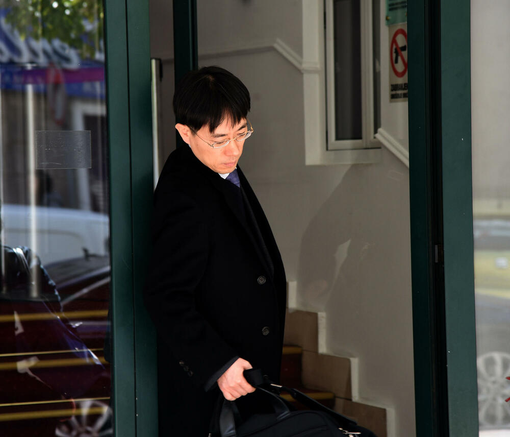 Predstavnik Amabasade Južne Koreje izlazi iz Ministarstva pravde