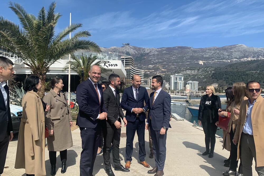 Detalj tokom posjete Milatovića Luci Budva, Foto: Vuk Lajović