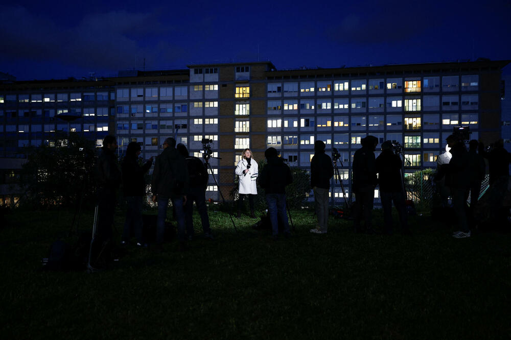 Novinari ispred bolnice u kojoj je smješten papa Franjo, Foto: Reuters