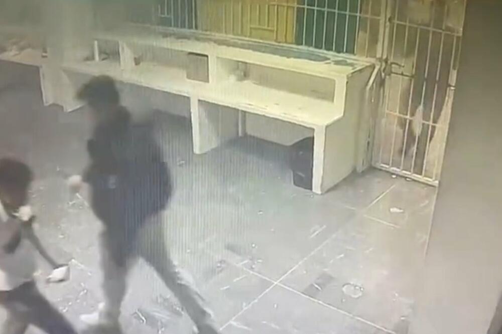 Video prikazuje kako naoružano osoblje odbija da otključa vrata iako kreće požar, Foto: Twitter