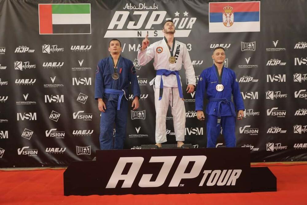 <p>Protkelog vikenda na Turniru AJP Serbia (Abu Dhabi jiu jitsu pro) u Nišu, učesrtvovalo preko 400 takmicara i 32 akademije iz 16 zemalja. Predstavnici Crne Gore su bili iz redova Pitbull Jiu jitsu Montenegro akademije i osvojili su 6 zlatnih, 5 srebrenih i 4 bronzane medalje dok su ekipni plasman završili su na 6 mjestu kao akademija, a Crna Gora je zauzela 4 mjesto kao nacija od ukupno 16.</p>