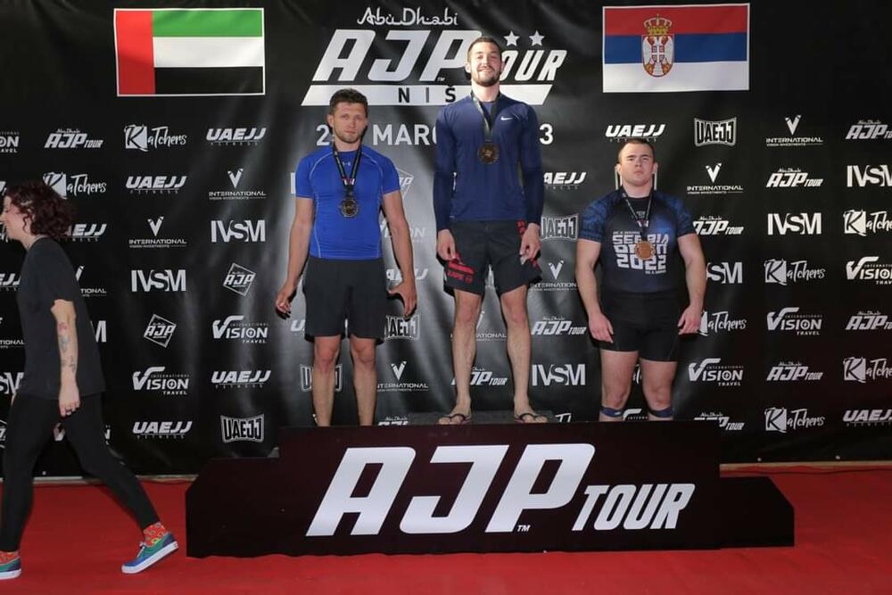 <p>Protkelog vikenda na Turniru AJP Serbia (Abu Dhabi jiu jitsu pro) u Nišu, učesrtvovalo preko 400 takmicara i 32 akademije iz 16 zemalja. Predstavnici Crne Gore su bili iz redova Pitbull Jiu jitsu Montenegro akademije i osvojili su 6 zlatnih, 5 srebrenih i 4 bronzane medalje dok su ekipni plasman završili su na 6 mjestu kao akademija, a Crna Gora je zauzela 4 mjesto kao nacija od ukupno 16.</p>