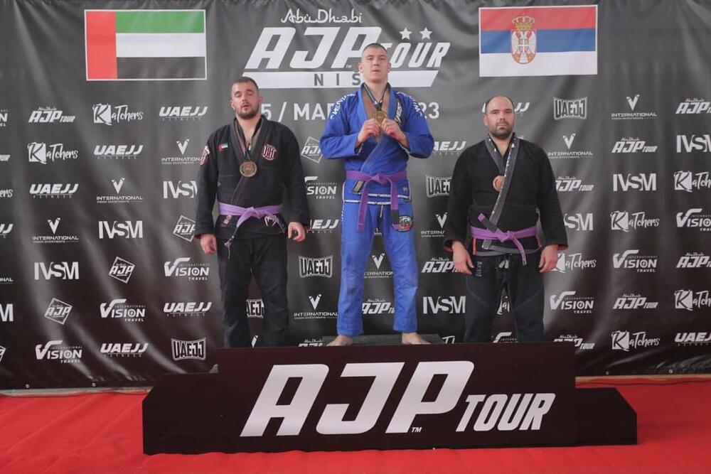 <p>Protkelog vikenda na Turniru AJP Serbia (Abu Dhabi jiu jitsu pro) u Nišu, učesrtvovalo preko 400 takmicara i 32 akademije iz 16 zemalja. Predstavnici Crne Gore su bili iz redova Pitbull Jiu jitsu Montenegro akademije i osvojili su 6 zlatnih, 5 srebrenih i 4 bronzane medalje dok su ekipni plasman završili su na 6 mjestu kao akademija, a Crna Gora je zauzela 4 mjesto kao nacija od ukupno 16.</p>