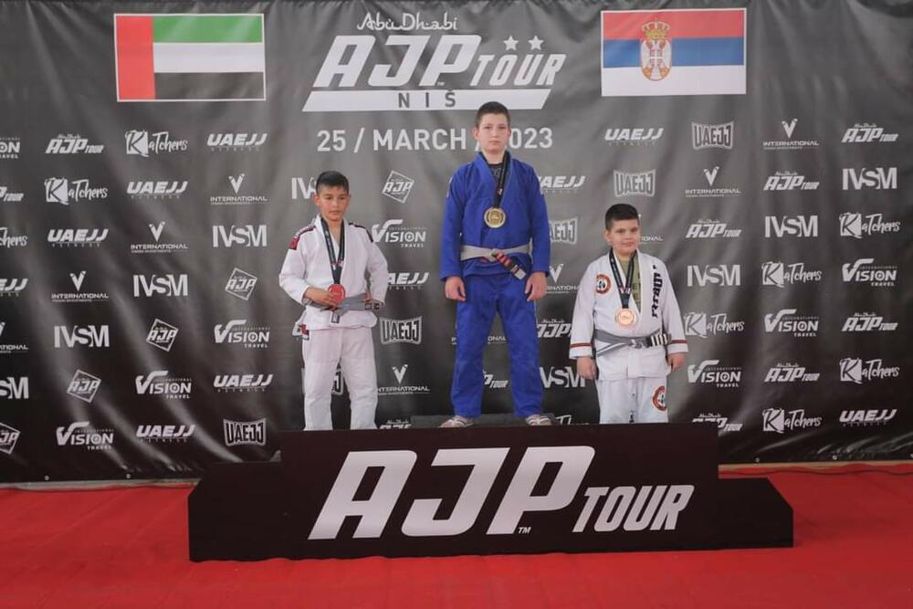 <p>Protkelog vikenda na Turniru AJP Serbia (Abu Dhabi jiu jitsu pro) u Nišu, učesrtvovalo preko 400 takmicara i 32 akademije iz 16 zemalja. Predstavnici Crne Gore su bili iz redova Pitbull Jiu jitsu Montenegro akademije i osvojili su 6 zlatnih, 5 srebrenih i 4 bronzane medalje dok su ekipni plasman završili su na 6 mjestu kao akademija, a Crna Gora je zauzela 4 mjesto kao nacija od ukupno 16.</p>