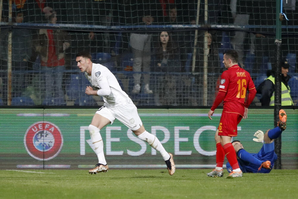 Dušan Vlahović slavi gol protiv Crne Gore, Foto: STEVO VASILJEVIC