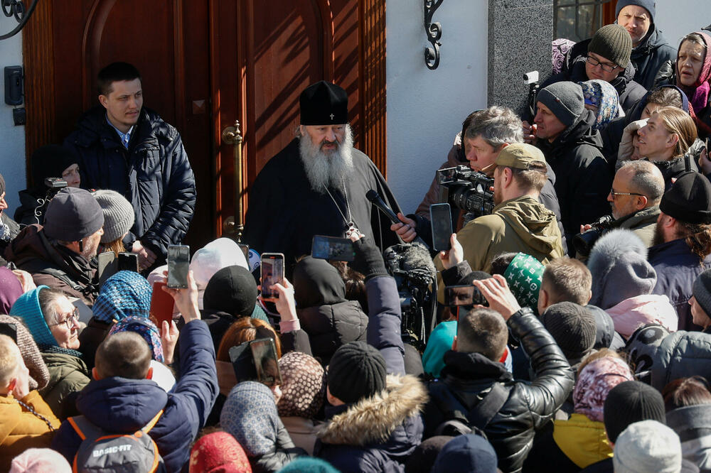 Ispred manastira u Kijevu, Foto: REUTERS