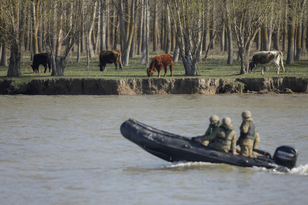<p>Rumunska mornarica saopštila je da će današnje vežbe u oblasti Mahmudija u Delti Dunava koji se uliva u Crno more, pokazati kako bi udružene snage "neutralizovale vazdušno slijetanje neprijatelja" u oblasti pored takvog vodenog toka</p>
