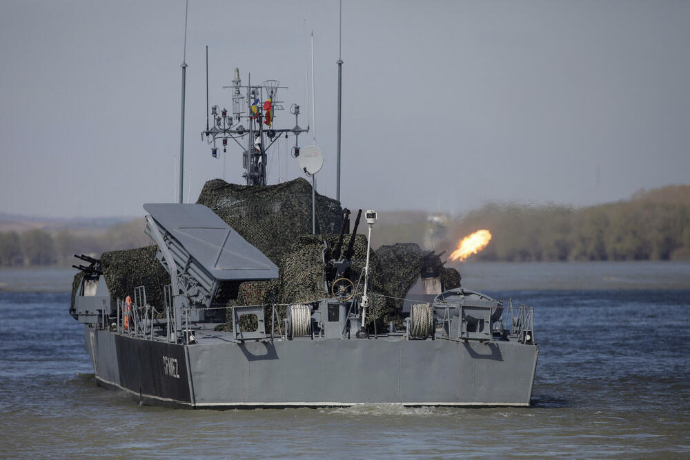 <p>Rumunska mornarica saopštila je da će današnje vežbe u oblasti Mahmudija u Delti Dunava koji se uliva u Crno more, pokazati kako bi udružene snage "neutralizovale vazdušno slijetanje neprijatelja" u oblasti pored takvog vodenog toka</p>