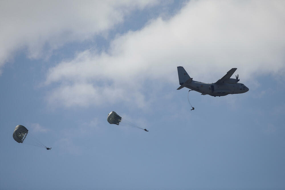 <p>Rumunska mornarica saopštila je da će današnje vežbe u oblasti Mahmudija u Delti Dunava koji se uliva u Crno more, pokazati kako bi udružene snage "neutralizovale vazdušno slijetanje neprijatelja" u oblasti pored takvog vodenog toka</p>