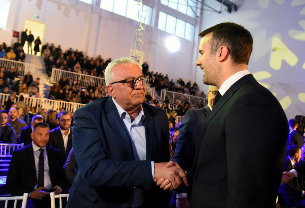 <p>"Koliko je samo ljudi otišlo, koliko je samo majki plakalo kad je pratlo svoju djecu u inostranstvo. Ja to znam, ja sam bio jedan od njih. Ali, majko, ja sam se vratio. Drage majke, želim da svi zajedno vratimo vašu djecu u Crnu Goru, jer Crna Gora je zaslužila bolje, prije svega da je vode bolji ljudi"</p>