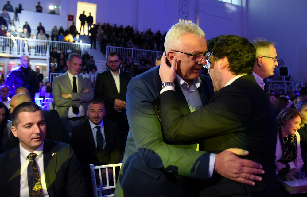 <p>"Koliko je samo ljudi otišlo, koliko je samo majki plakalo kad je pratlo svoju djecu u inostranstvo. Ja to znam, ja sam bio jedan od njih. Ali, majko, ja sam se vratio. Drage majke, želim da svi zajedno vratimo vašu djecu u Crnu Goru, jer Crna Gora je zaslužila bolje, prije svega da je vode bolji ljudi"</p>