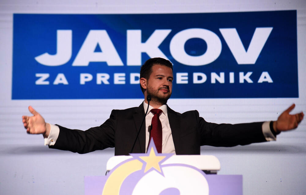 <p>"Koliko je samo ljudi otišlo, koliko je samo majki plakalo kad je pratlo svoju djecu u inostranstvo. Ja to znam, ja sam bio jedan od njih. Ali, majko, ja sam se vratio. Drage majke, želim da svi zajedno vratimo vašu djecu u Crnu Goru, jer Crna Gora je zaslužila bolje, prije svega da je vode bolji ljudi"</p>