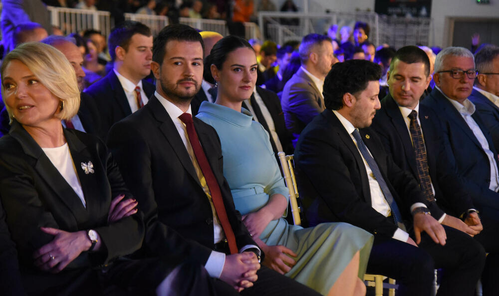 <p>"Koliko je samo ljudi otišlo, koliko je samo majki plakalo kad je pratlo svoju djecu u inostranstvo. Ja to znam, ja sam bio jedan od njih. Ali, majko, ja sam se vratio. Drage majke, želim da svi zajedno vratimo vašu djecu u Crnu Goru, jer Crna Gora je zaslužila bolje, prije svega da je vode bolji ljudi"</p>