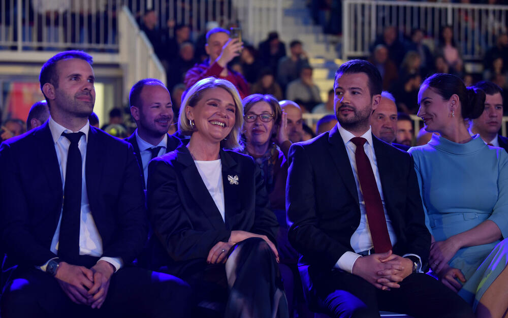 <p>"Koliko je samo ljudi otišlo, koliko je samo majki plakalo kad je pratlo svoju djecu u inostranstvo. Ja to znam, ja sam bio jedan od njih. Ali, majko, ja sam se vratio. Drage majke, želim da svi zajedno vratimo vašu djecu u Crnu Goru, jer Crna Gora je zaslužila bolje, prije svega da je vode bolji ljudi"</p>