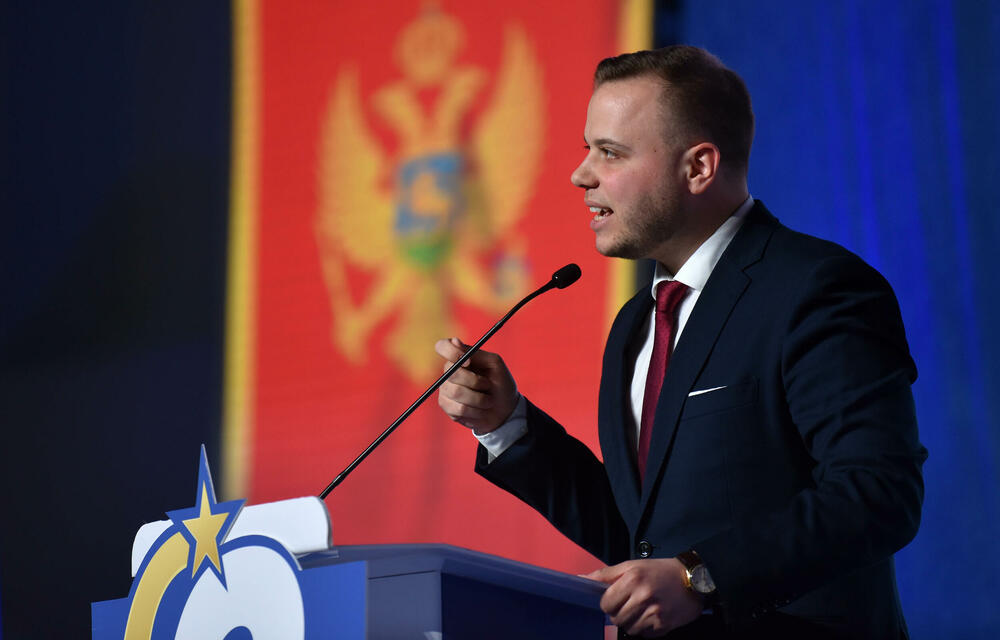 <p>"Koliko je samo ljudi otišlo, koliko je samo majki plakalo kad je pratlo svoju djecu u inostranstvo. Ja to znam, ja sam bio jedan od njih. Ali, majko, ja sam se vratio. Drage majke, želim da svi zajedno vratimo vašu djecu u Crnu Goru, jer Crna Gora je zaslužila bolje, prije svega da je vode bolji ljudi"</p>