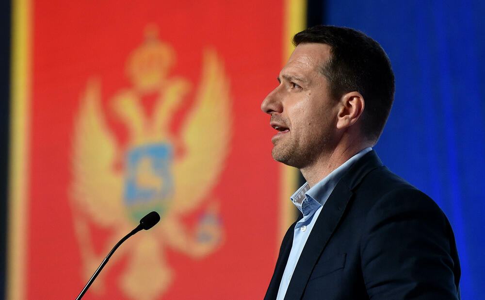 <p>"Koliko je samo ljudi otišlo, koliko je samo majki plakalo kad je pratlo svoju djecu u inostranstvo. Ja to znam, ja sam bio jedan od njih. Ali, majko, ja sam se vratio. Drage majke, želim da svi zajedno vratimo vašu djecu u Crnu Goru, jer Crna Gora je zaslužila bolje, prije svega da je vode bolji ljudi"</p>