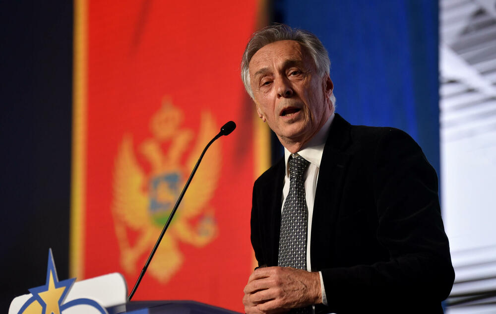 <p>"Koliko je samo ljudi otišlo, koliko je samo majki plakalo kad je pratlo svoju djecu u inostranstvo. Ja to znam, ja sam bio jedan od njih. Ali, majko, ja sam se vratio. Drage majke, želim da svi zajedno vratimo vašu djecu u Crnu Goru, jer Crna Gora je zaslužila bolje, prije svega da je vode bolji ljudi"</p>