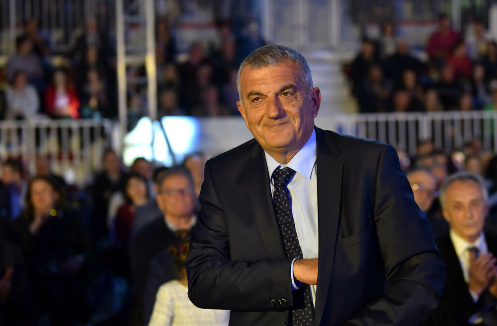 <p>"Koliko je samo ljudi otišlo, koliko je samo majki plakalo kad je pratlo svoju djecu u inostranstvo. Ja to znam, ja sam bio jedan od njih. Ali, majko, ja sam se vratio. Drage majke, želim da svi zajedno vratimo vašu djecu u Crnu Goru, jer Crna Gora je zaslužila bolje, prije svega da je vode bolji ljudi"</p>