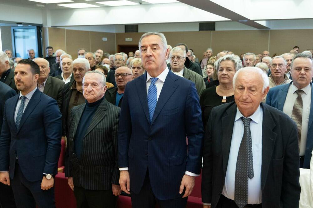 Vešović i Stanišić uz Đukanovića, Foto: DPS