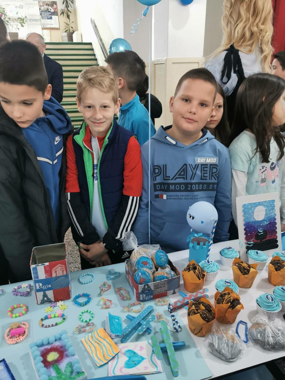 <p>Đaci OŠ " Savo Pejanović" i njihovi roditelji potrudili su se da pripreme slatkiše i naprave nakit, ukrase, slike... A sve u svijetlo plavoj boji, koja simboliše ovaj dan</p>