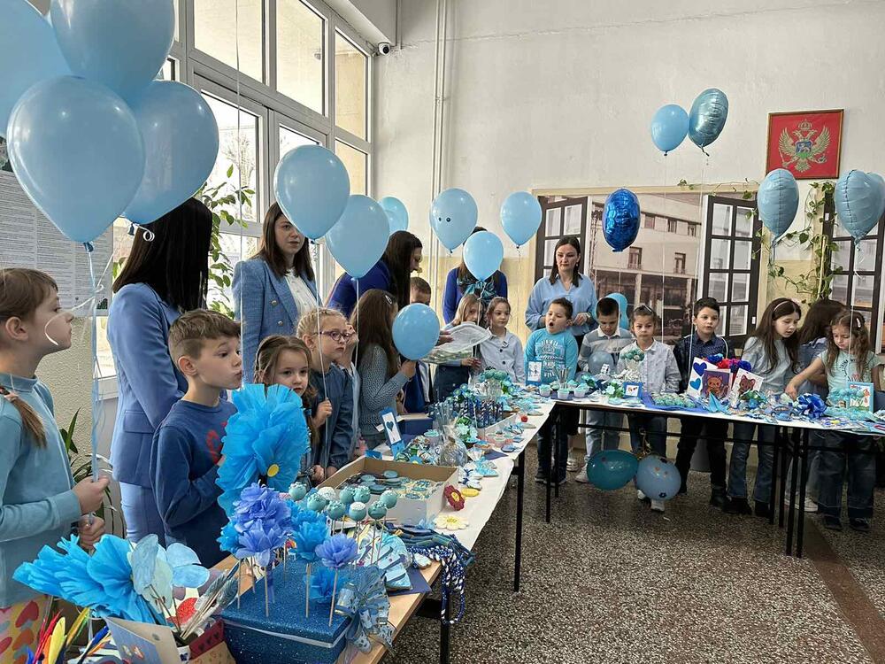 <p>Đaci OŠ " Savo Pejanović" i njihovi roditelji potrudili su se da pripreme slatkiše i naprave nakit, ukrase, slike... A sve u svijetlo plavoj boji, koja simboliše ovaj dan</p>