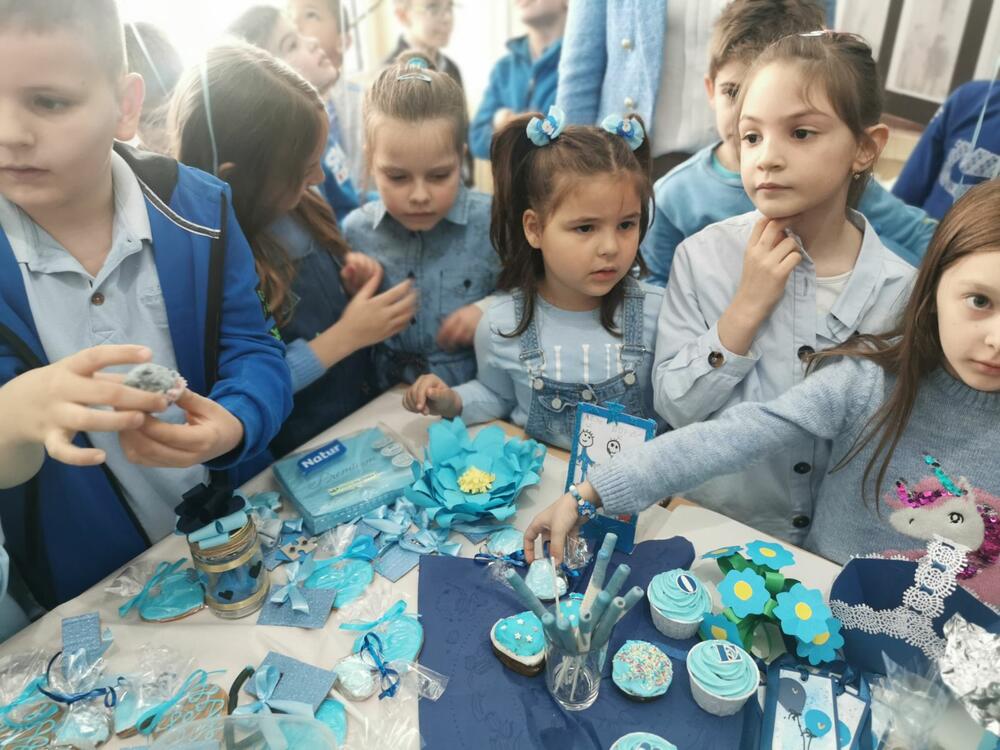 <p>Đaci OŠ " Savo Pejanović" i njihovi roditelji potrudili su se da pripreme slatkiše i naprave nakit, ukrase, slike... A sve u svijetlo plavoj boji, koja simboliše ovaj dan</p>