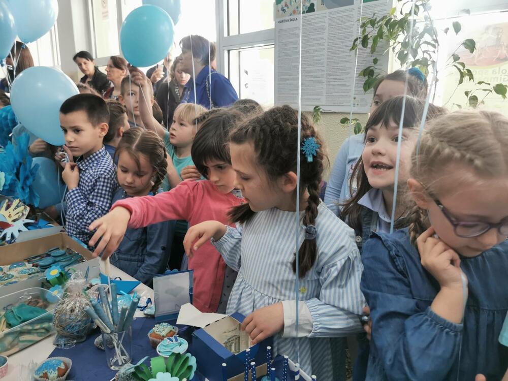 <p>Đaci OŠ " Savo Pejanović" i njihovi roditelji potrudili su se da pripreme slatkiše i naprave nakit, ukrase, slike... A sve u svijetlo plavoj boji, koja simboliše ovaj dan</p>
