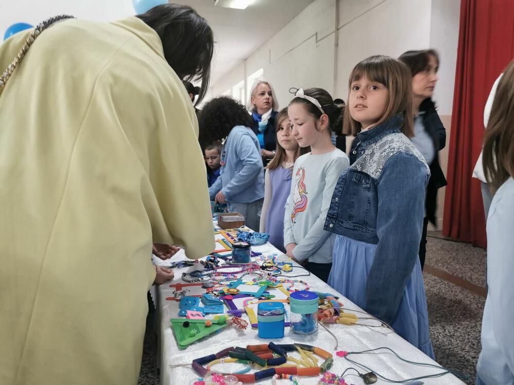 <p>Đaci OŠ " Savo Pejanović" i njihovi roditelji potrudili su se da pripreme slatkiše i naprave nakit, ukrase, slike... A sve u svijetlo plavoj boji, koja simboliše ovaj dan</p>