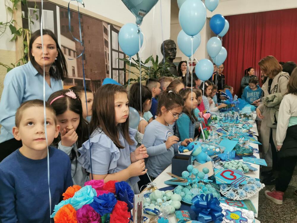 <p>Đaci OŠ " Savo Pejanović" i njihovi roditelji potrudili su se da pripreme slatkiše i naprave nakit, ukrase, slike... A sve u svijetlo plavoj boji, koja simboliše ovaj dan</p>