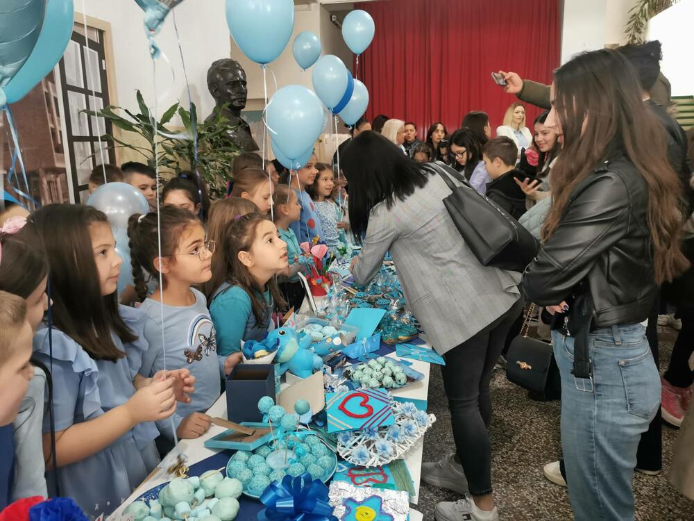 <p>Đaci OŠ " Savo Pejanović" i njihovi roditelji potrudili su se da pripreme slatkiše i naprave nakit, ukrase, slike... A sve u svijetlo plavoj boji, koja simboliše ovaj dan</p>