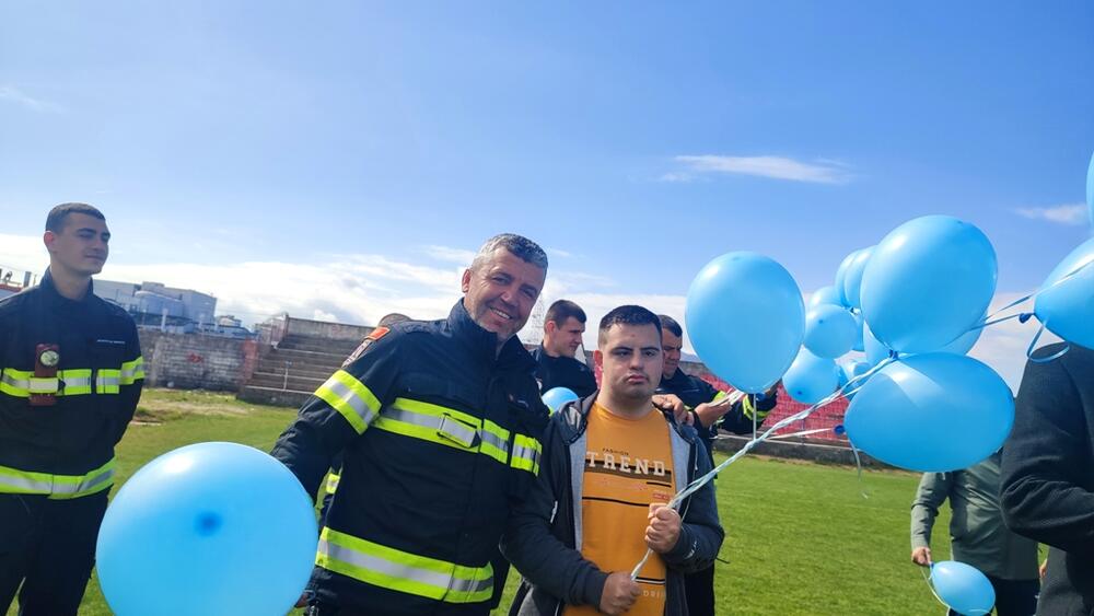 <p>Plavi baloni koji su otišli u nebo nosili su samo jednu poruku – različitosti nas čine boljim ljudima, a djeca i osobe sa invaliditetom žele samo da budu vidljivi</p>