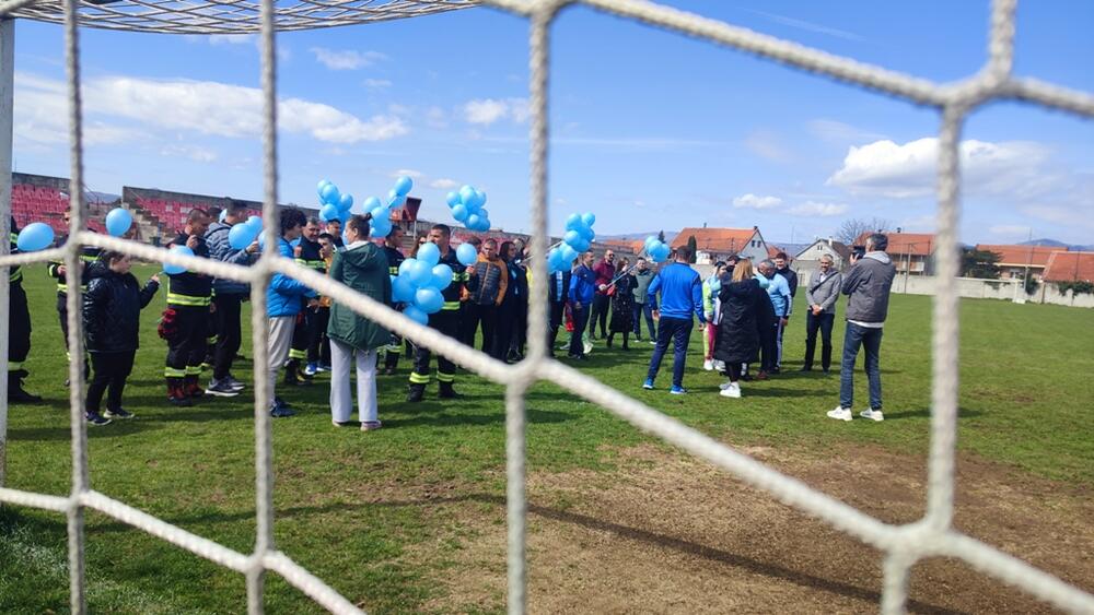 <p>Plavi baloni koji su otišli u nebo nosili su samo jednu poruku – različitosti nas čine boljim ljudima, a djeca i osobe sa invaliditetom žele samo da budu vidljivi</p>