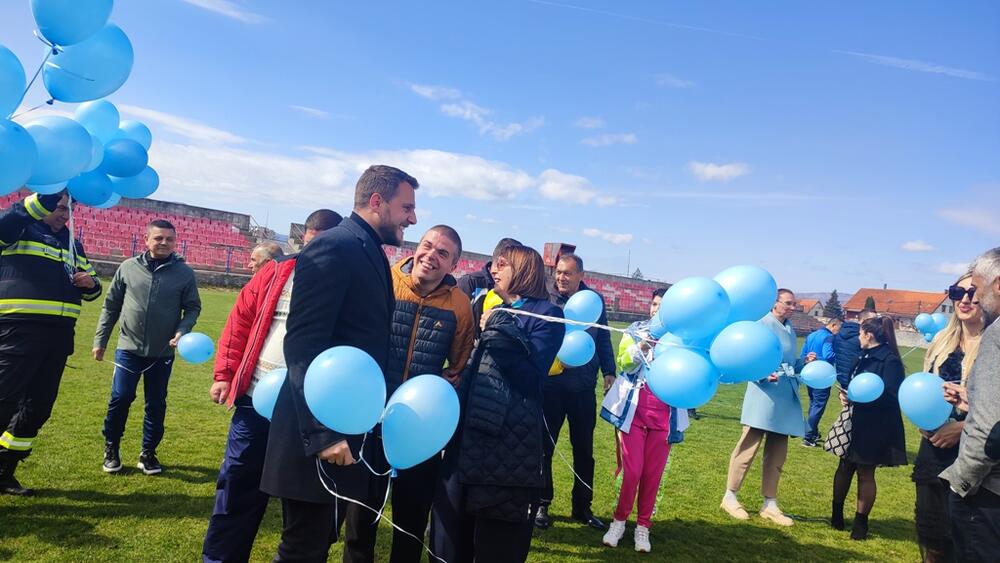 <p>Plavi baloni koji su otišli u nebo nosili su samo jednu poruku – različitosti nas čine boljim ljudima, a djeca i osobe sa invaliditetom žele samo da budu vidljivi</p>