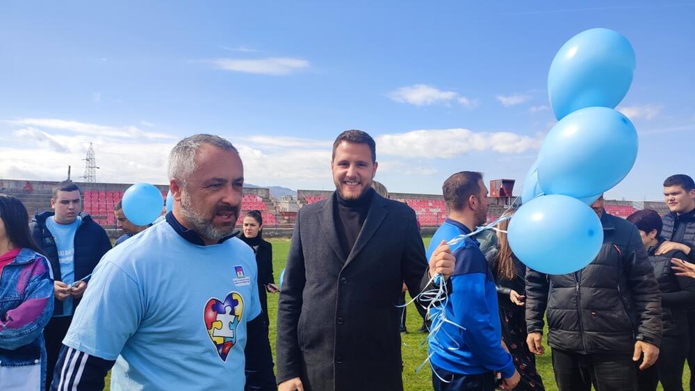 <p>Plavi baloni koji su otišli u nebo nosili su samo jednu poruku – različitosti nas čine boljim ljudima, a djeca i osobe sa invaliditetom žele samo da budu vidljivi</p>