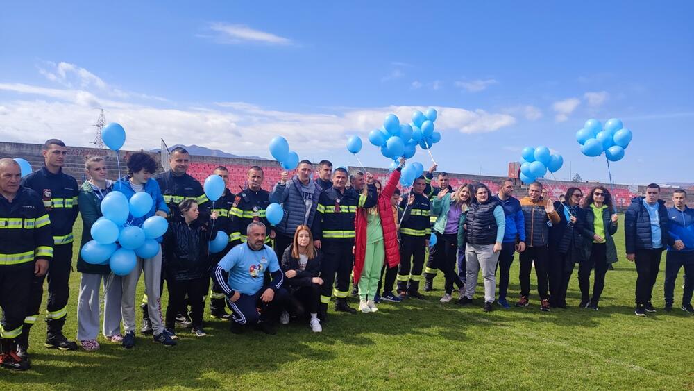 <p>Plavi baloni koji su otišli u nebo nosili su samo jednu poruku – različitosti nas čine boljim ljudima, a djeca i osobe sa invaliditetom žele samo da budu vidljivi</p>