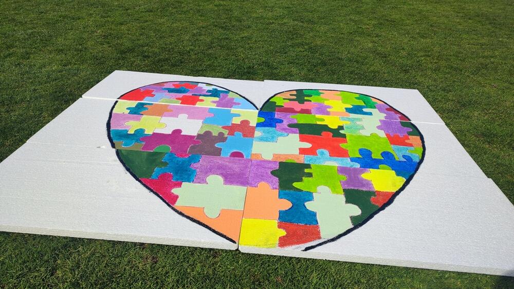 <p>Plavi baloni koji su otišli u nebo nosili su samo jednu poruku – različitosti nas čine boljim ljudima, a djeca i osobe sa invaliditetom žele samo da budu vidljivi</p>