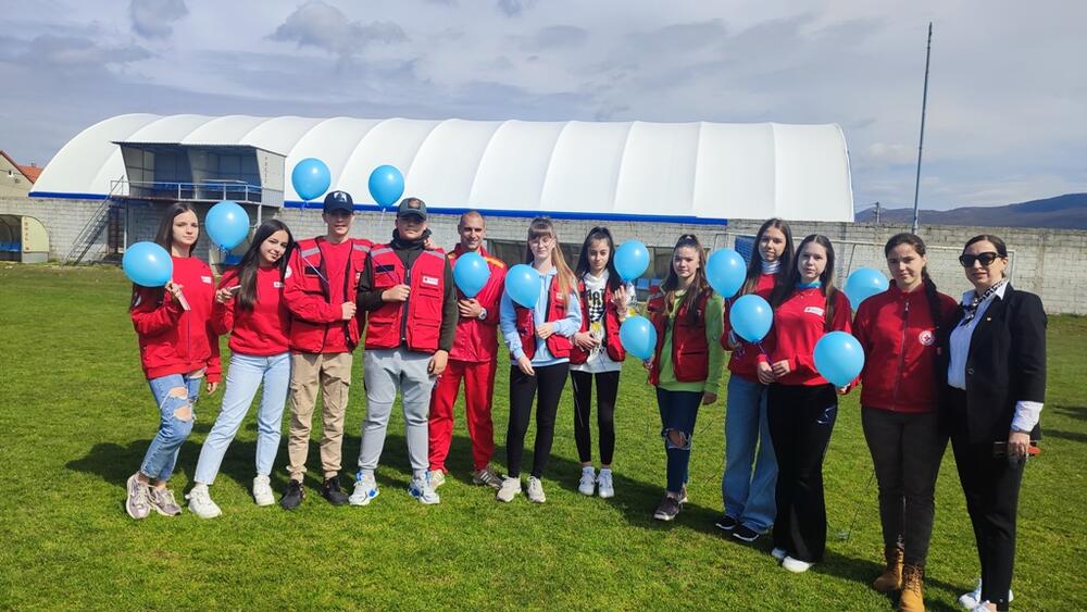 <p>Plavi baloni koji su otišli u nebo nosili su samo jednu poruku – različitosti nas čine boljim ljudima, a djeca i osobe sa invaliditetom žele samo da budu vidljivi</p>