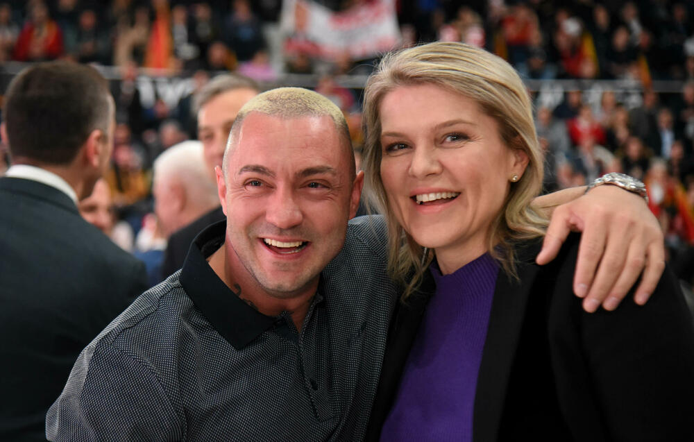 <p>"Rezultat ovih izbora opredijeliće pravac budućeg razvoja naše države. Mi 2. aprila biramo između nastavka evropskog puta Crne Gore i pokušaja da joj se nametne promjena strateškog kursa“, rekao je Đukanović<br /> </p>