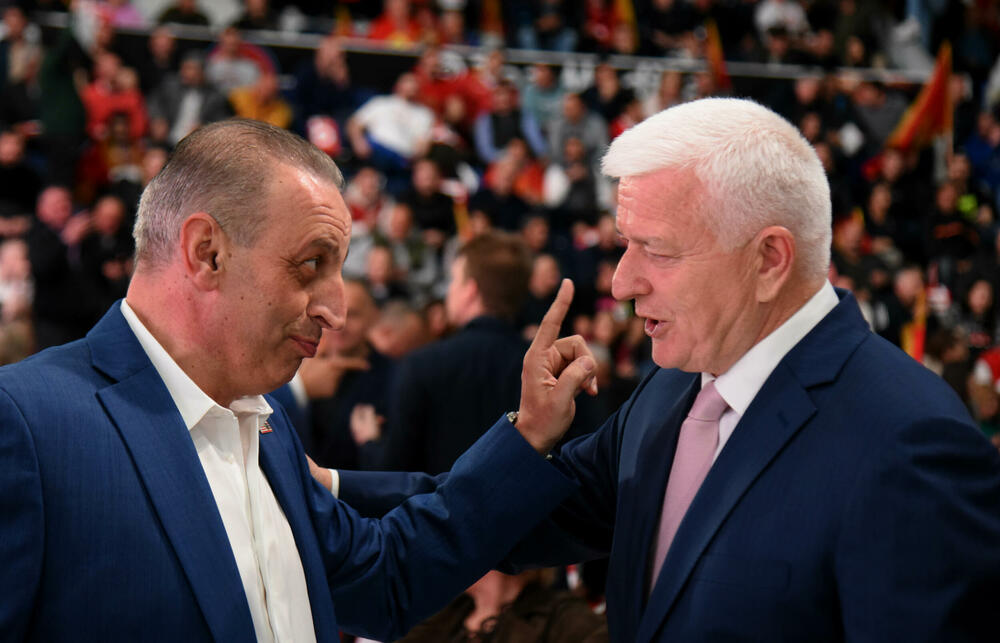 <p>"Rezultat ovih izbora opredijeliće pravac budućeg razvoja naše države. Mi 2. aprila biramo između nastavka evropskog puta Crne Gore i pokušaja da joj se nametne promjena strateškog kursa“, rekao je Đukanović<br /> </p>