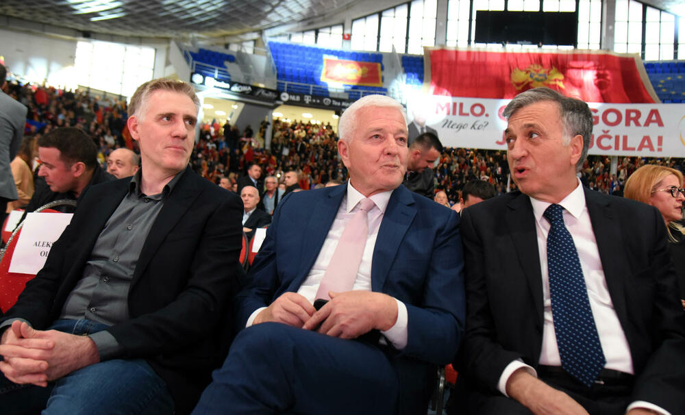 <p>"Rezultat ovih izbora opredijeliće pravac budućeg razvoja naše države. Mi 2. aprila biramo između nastavka evropskog puta Crne Gore i pokušaja da joj se nametne promjena strateškog kursa“, rekao je Đukanović<br /> </p>