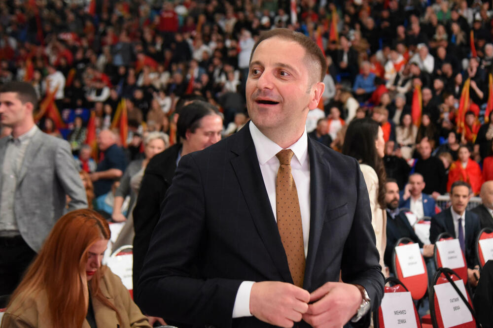 <p>"Rezultat ovih izbora opredijeliće pravac budućeg razvoja naše države. Mi 2. aprila biramo između nastavka evropskog puta Crne Gore i pokušaja da joj se nametne promjena strateškog kursa“, rekao je Đukanović<br /> </p>