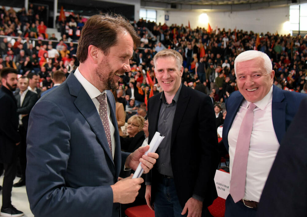 <p>"Rezultat ovih izbora opredijeliće pravac budućeg razvoja naše države. Mi 2. aprila biramo između nastavka evropskog puta Crne Gore i pokušaja da joj se nametne promjena strateškog kursa“, rekao je Đukanović<br /> </p>