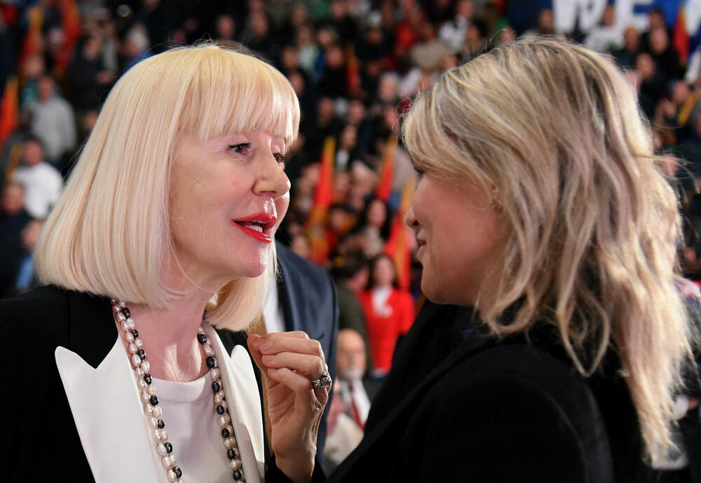 <p>"Rezultat ovih izbora opredijeliće pravac budućeg razvoja naše države. Mi 2. aprila biramo između nastavka evropskog puta Crne Gore i pokušaja da joj se nametne promjena strateškog kursa“, rekao je Đukanović<br /> </p>