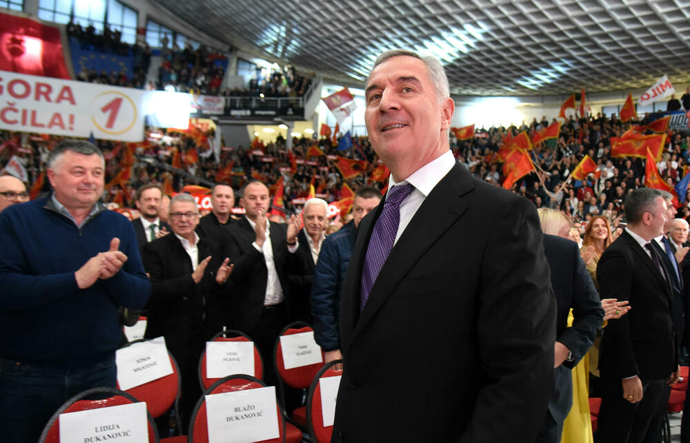 <p>"Rezultat ovih izbora opredijeliće pravac budućeg razvoja naše države. Mi 2. aprila biramo između nastavka evropskog puta Crne Gore i pokušaja da joj se nametne promjena strateškog kursa“, rekao je Đukanović<br /> </p>